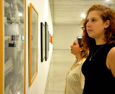 A partir do acervo do MAC Paraná, pesquisadoras investigam a presença feminina na arte