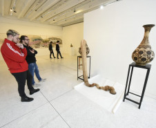 MAC-PR recebe exposições da Bienal de Curitioba em dois dos seus espaços expositivos. 