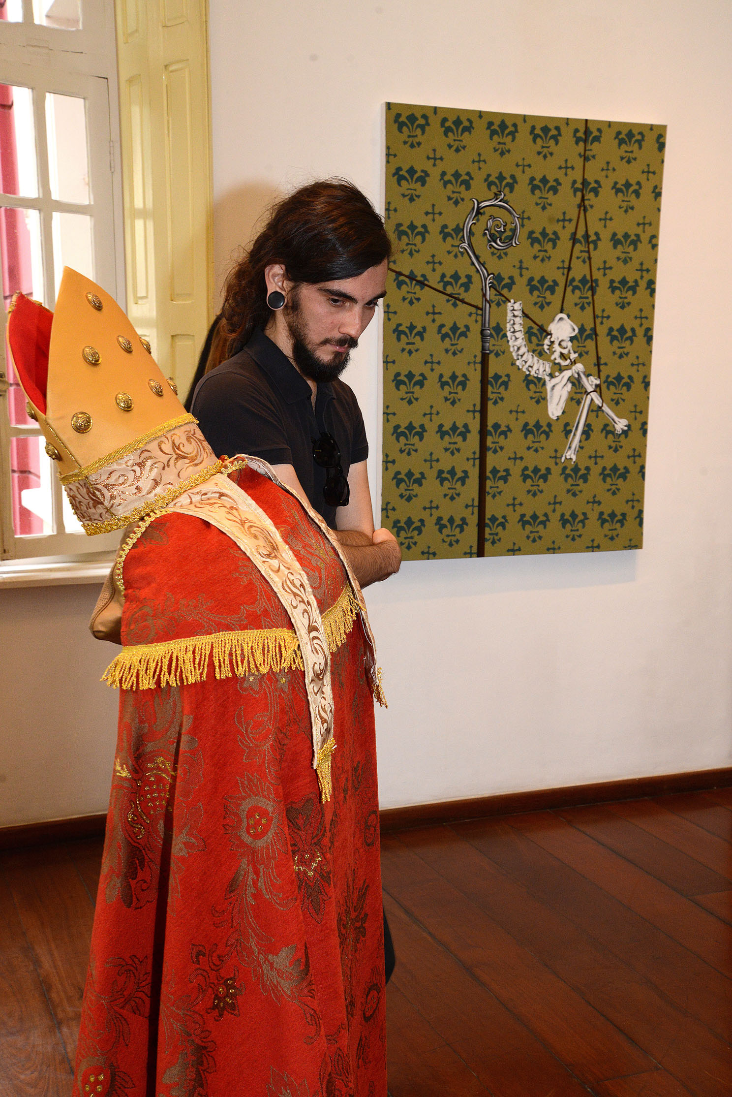 Abertura do 65º Salão Paranaense no Museu de Arte Contemporânea. O artista Gustavo Torres observando a obra do artista Evandro Prado. Curitiba, 12 de novembro de 2014
