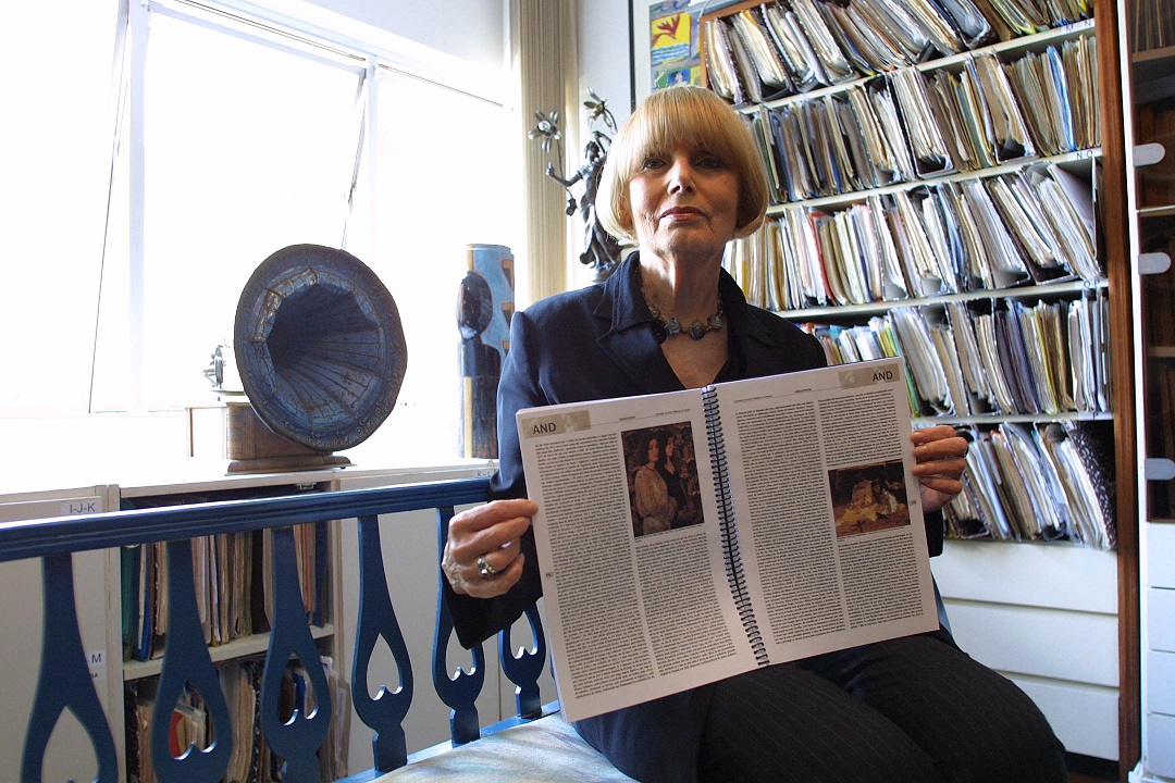 A crítica de arte Adalice Araújo, em sua casa em Curitiba.