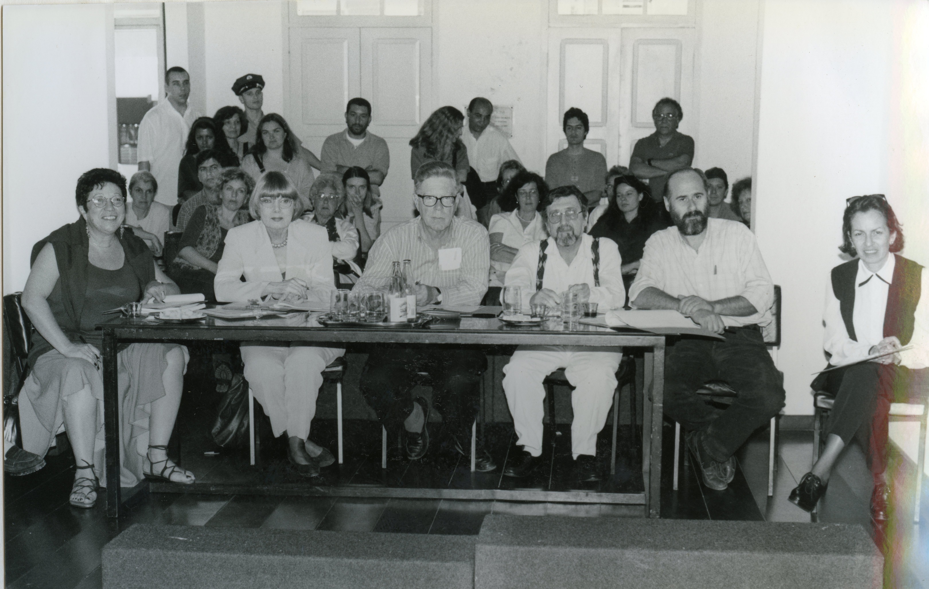 A crítica Adalice Araújo em um dos júris do Salão Paranaense.