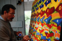 Nova exposição do MAC Paraná celebra os 80 anos do artista Rogério Dias