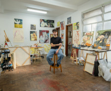 Dos quadrinhos à pintura: artista visual Nicholas Steinmetz ocupa a Sala Aberta do MAC-PR