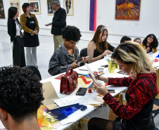 Pesquisadora portuguesa fala sobre representatividade de mulheres artistas no MAC-PR