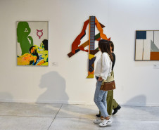 Pesquisadora portuguesa fala sobre representatividade de mulheres artistas no MAC-PR