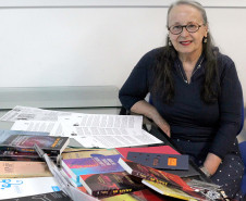 Artista doa materiais da ANPAP para o Centro de Pesquisa do MAC Paraná