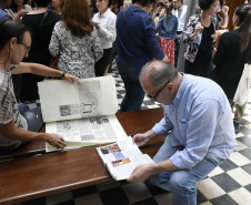 Exposição sobre Adalice Araújo tem praça de leitura com os textos feitos pela crítica. 