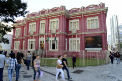 Fachada do Museu de Arte Contemporânea do Paraná