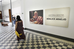 A Permanência do MAC-PR fará atividades pela mostra que homenageia a crítica Adalice Araújo. 