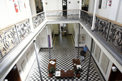 Exposição em homenagem a crítica Adalice Araújo ocupa o hall da SEEC. 