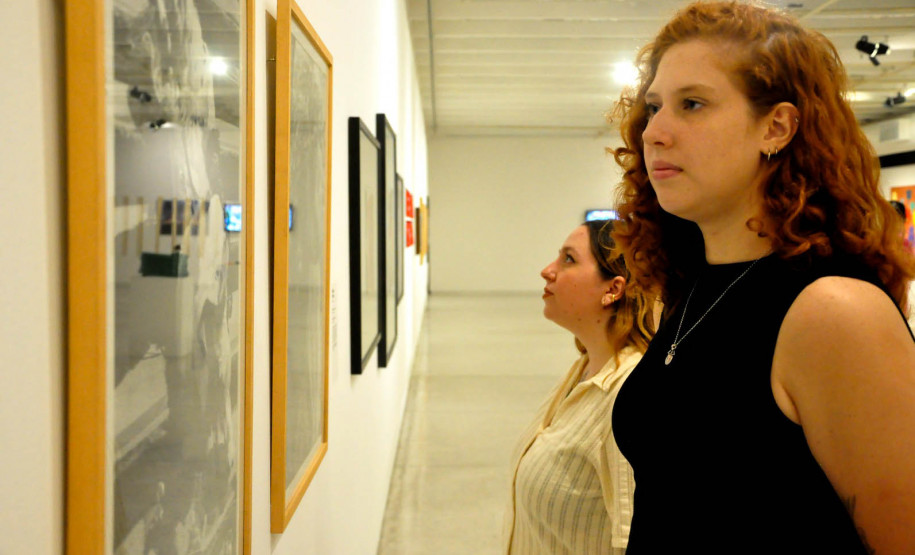 A partir do acervo do MAC Paraná, pesquisadoras investigam a presença feminina na arte