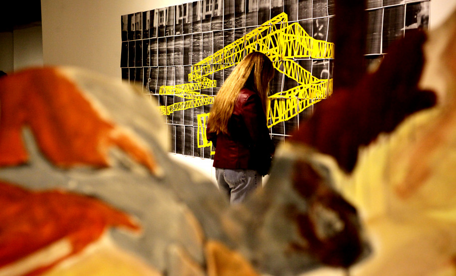 Artista Luiz Moreira conduz oficina de arte no MAC Paraná