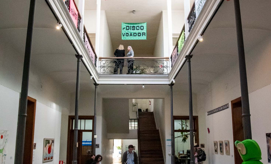 “TUDO BEM BOMBOM”: MAC Paraná promove visita mediada e bate-papo em exposição