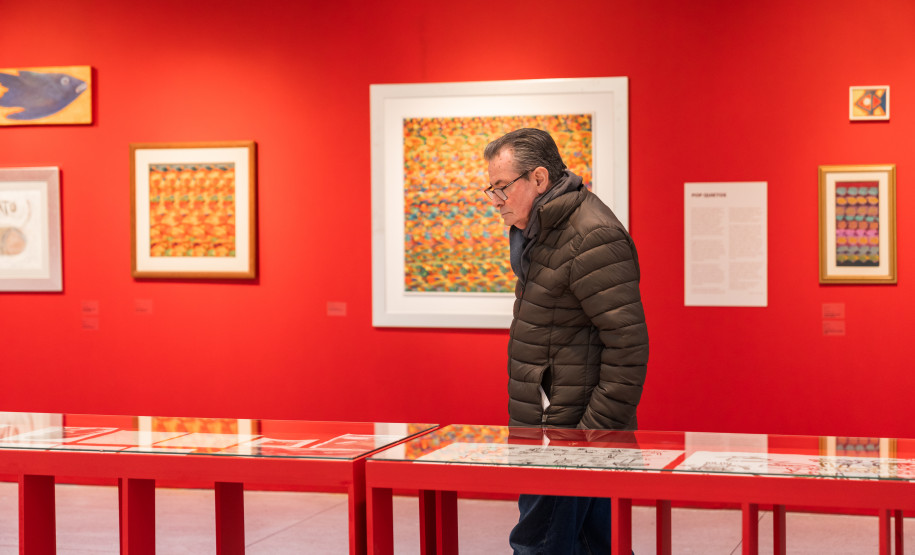 Bate-papo e visita mediada gratuita aprofundam universo de Rogério Dias no MAC-PR