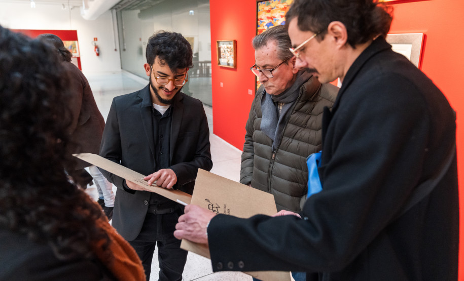 Bate-papo e visita mediada gratuita aprofundam universo de Rogério Dias no MAC-PR