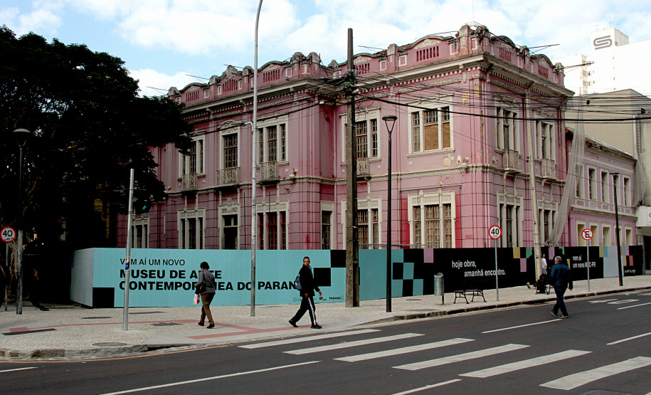 Estado firma acordo para retomada das obras do Museu de Arte Contemporânea do Paraná