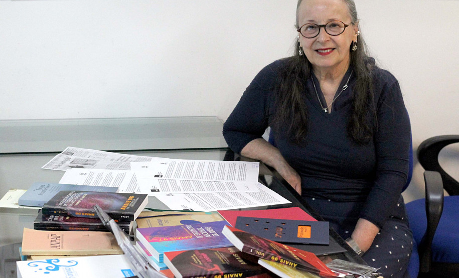 Artista doa materiais da ANPAP para o Centro de Pesquisa do MAC Paraná