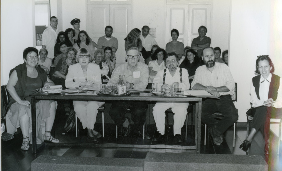 Adalice Araújo em um júri do Salão Paranaense; a 2ª da esq. para a dir. Ao seu lado, Maria José Justino, diretora da EMPAB. Adalice Araújo em um júri do Salão Paranaense; a 2ª da esq. para a dir. Ao seu lado, Maria José Justino, diretora da EMPAB.