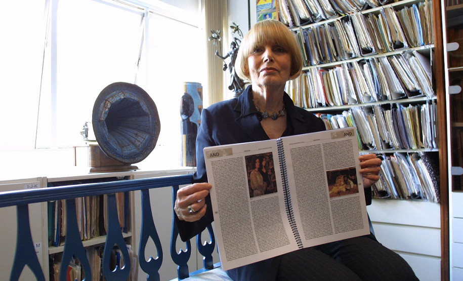 A crítica de arte Adalice Araújo, em sua casa em Curitiba. A crítica de arte Adalice Araújo, em sua casa em Curitiba.