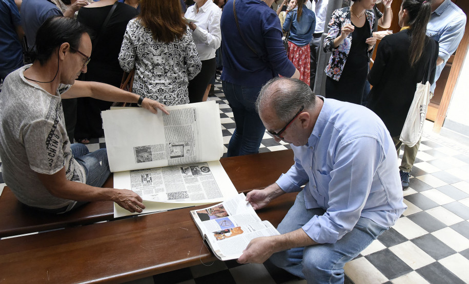 Exposição sobre Adalice Araújo tem praça de leitura com os textos feitos pela crítica.