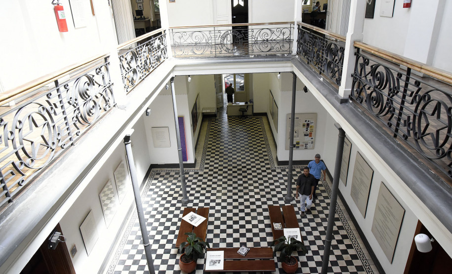 Hall da Seec agora é Sala Adalice Araújo, e receberá exposições de artistas paranaenses.