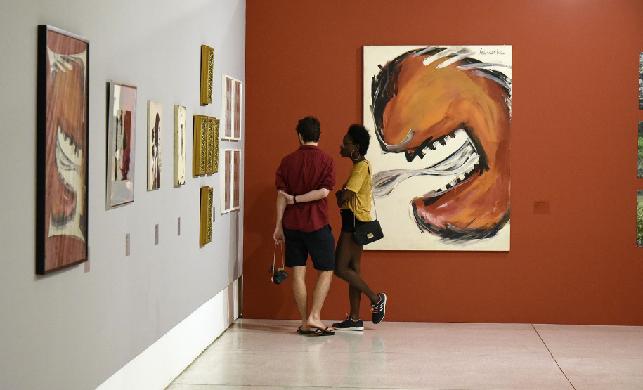 Mostra "Tempos Sensíveis" apresenta 79 obras do acervo do MAC-PR e tem entrada gratuita nas quartas-feiras.