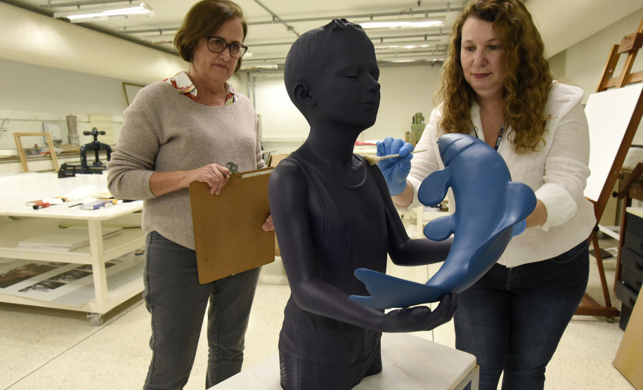 Vera e Cláudia, funcionárias do MAC-PR: equipe é responsável por todos os registros do acervo de 1.800 obra se documentação.