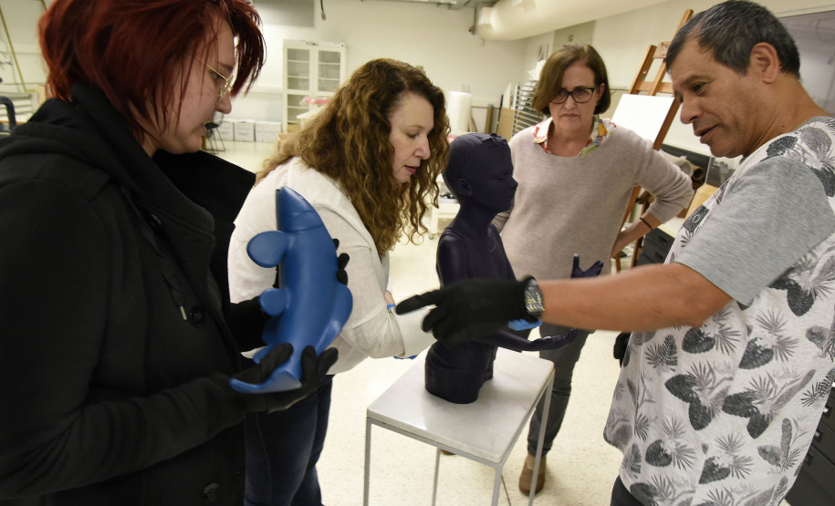 As equipes dos setores do museu trabalham juntas para preservação do acervo.