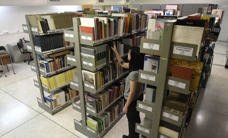 A biblioteca do MAC-PR conta com mais de 4 mil títulos.
