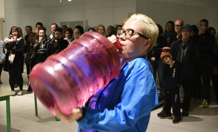 Permanência do MAC em junho discutirá a performance na arte contemporâena; na foto, a artista Érica Storer Araújo na exposição "Estamos Aqui!".