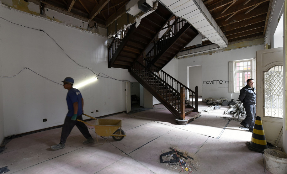 Prédio do MAC-PR, no centro de Curitiba, está com reforma em andamento.