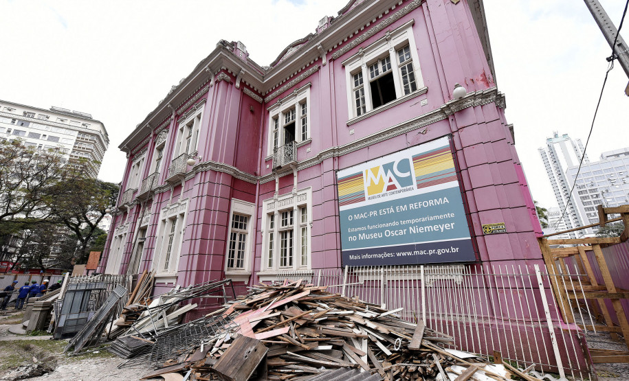 Prédio do MAC-PR, no centro de Curitiba, está com reforma em andamento.