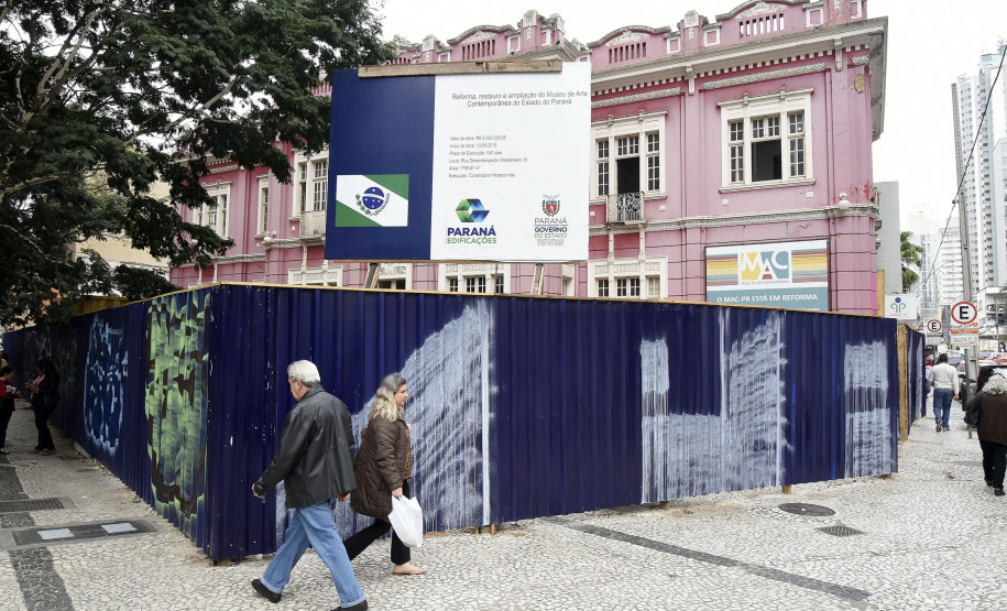 Prédio do MAC-PR, no centro de Curitiba, está com reforma em andamento.