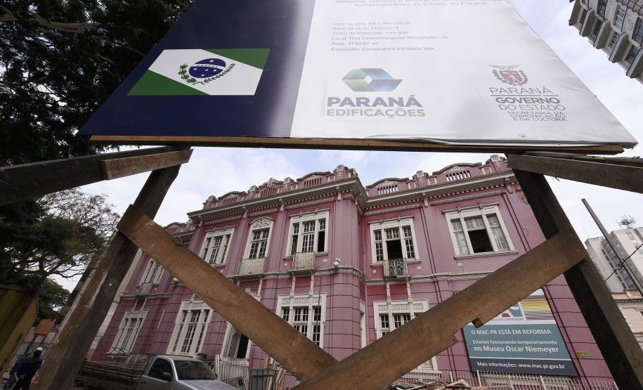 Prédio do MAC-PR, no centro de Curitiba, está com reforma em andamento.
