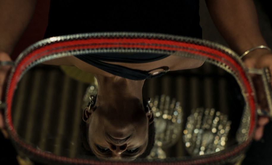 A artista Eliana Brasil fará performance na abertura da exposição.