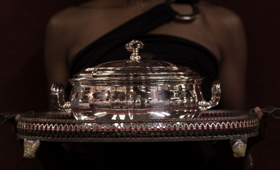 A artista Eliana Brasil fará performance na abertura da exposição.