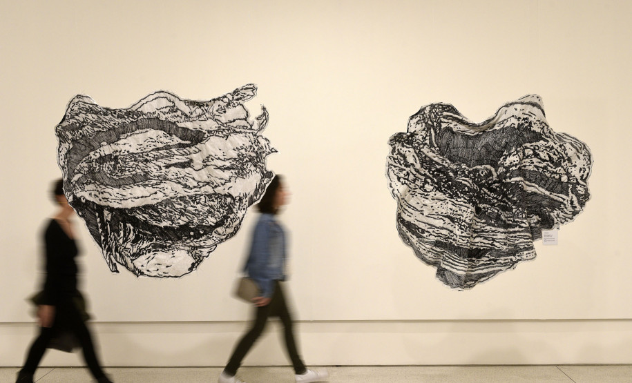 MAC-PR realiza mesa-redonda com artistas das exposições "Estamos Aqui!" e "Ero Ere: negras conexões" na terça-feira (10), às 19 horas.