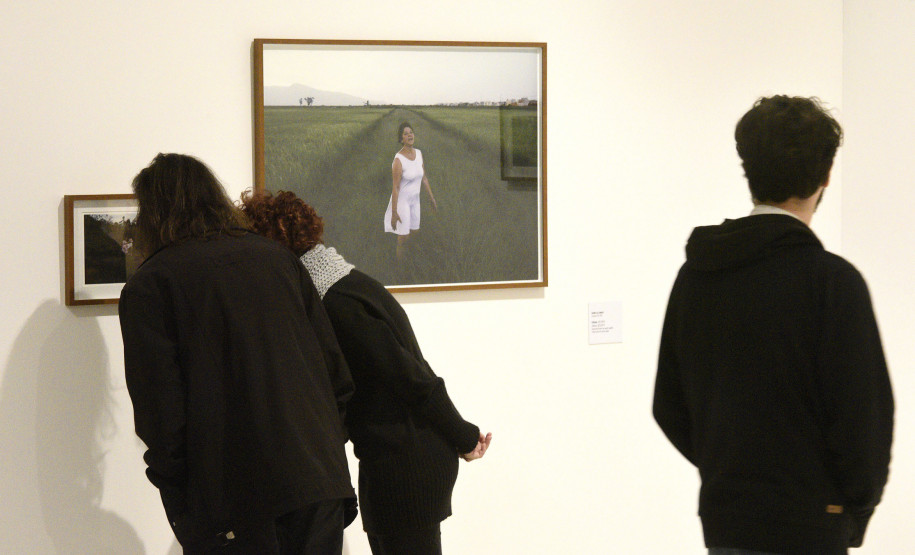 MAC-PR realiza mesa-redonda com artistas das exposições "Estamos Aqui!" e "Ero Ere: negras conexões" na terça-feira (10), às 19 horas.