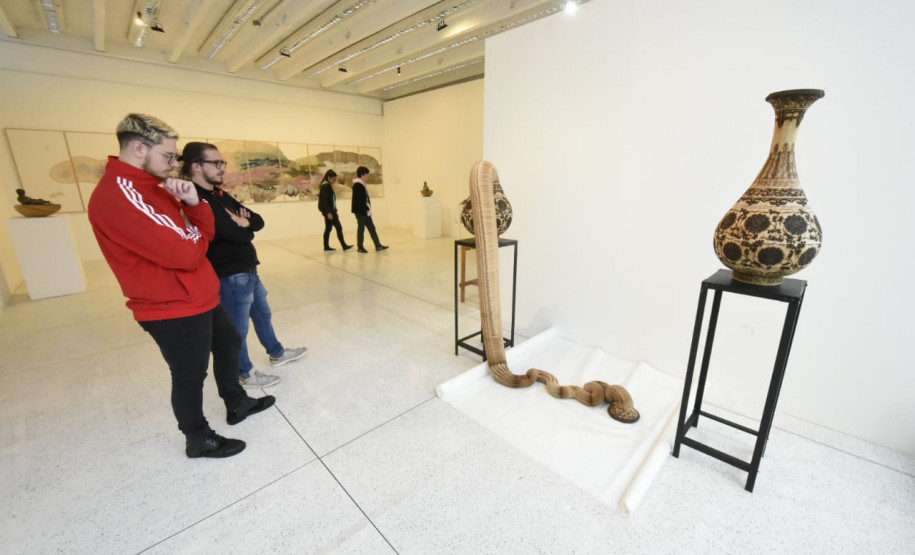 MAC Bienal MAC-PR recebe exposições da Bienal de Curitioba em dois dos seus espaços expositivos.